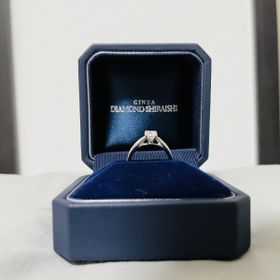 【銀座ダイヤモンドシライシの口コミ】 ソリティアタイプ、アームにメレダイヤ、アームが中心に向かって細くなっ…