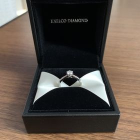 【エクセルコダイヤモンド(EXELCO DIAMOND)の口コミ】 センターダイヤモンドの下に小さなダイヤモンドを留めて、その小さなダイ…