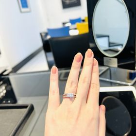 【エクセルコダイヤモンド(EXELCO DIAMOND)の口コミ】 真ん中に大きいダイヤ、両サイドに小さいダイヤがついているデザインのリ…