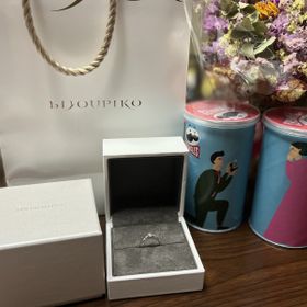 【BIJOUPIKO(ビジュピコ)の口コミ】 石座が飛び出すぎていないこと。ウェーブラインでメレダイヤがあしらって…