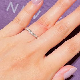 【俄(にわか)の口コミ】 指輪のデザインもVラインになっていて、指が長く手も綺麗に見せることがで…