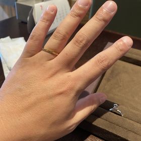 【TOMOE(トモエ)の口コミ】 なんといってもデザインです。
細めの指輪を探していたのですが、二人のイ…