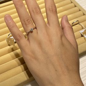 【TRECENTI(トレセンテ)の口コミ】 デザインがシンプルだけど、きらびやかでとても可愛らしく、彼女も悩みに…