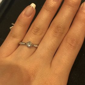 【ヴァンドーム青山(VENDOME AOYAMA)の口コミ】 横にもダイヤが付いているタイプの指輪ですが、キラキラしていてとても素…