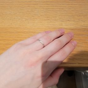 【AMOUR AMULET(アムール・アミュレット)の口コミ】 緩い曲線が自分の指に合っていて、ダイヤモンドが5石というのもあり、シン…