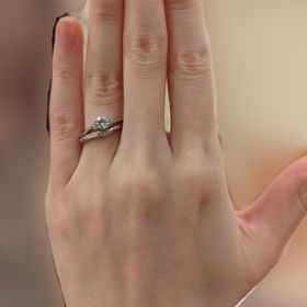 【Mariage ent(マリアージュエント)の口コミ】 指輪のアレンジが可能なことが決め手でした。事前にブルーの宝石を入れる…