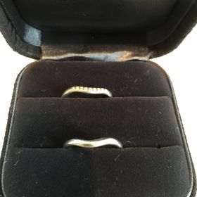 【ティファニー(Tiffany & Co.)の口コミ】 婚約指輪とセットで重ねづけしたかったので、こちらにしました。流れるよ…