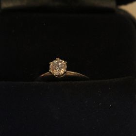 【ティファニー(Tiffany & Co.)の口コミ】 当初縦爪はどうかな?と思っていたのですが、いろいろ試してみた結果、ティ…