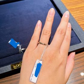 【TOMOE(トモエ)の口コミ】 メレダイヤが1粒だけついているものを探していたので試着。指輪自体は細め…