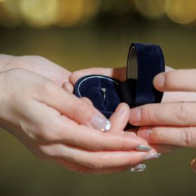 【Something Blue(サムシングブルー)の口コミ】 夫曰く、1粒ダイヤだとさみしくて、隣に小さいダイヤがあるデザインが、私…