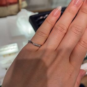 【THE KISS(ザ・キッス)の口コミ】 ウェーブデザインなので、指輪に動きがあります。また、ダイヤもついてい…