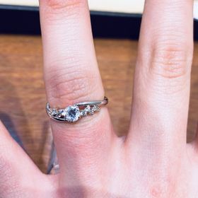 【LE CHOIX(ル・ショア)】の口コミ センターダイヤが美しく、引き立てるメレダイヤが流れるように留られており...