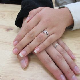 【Promise Ring(プロミスリング)の口コミ】 婚約指輪と結婚指輪をセットで身につけておきたかったので、組み合わせて…