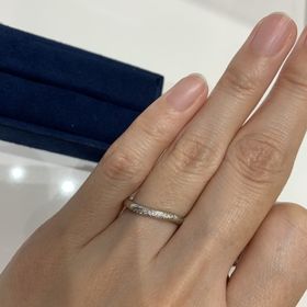 【4℃ BRIDAL(ヨンドシーブライダル)の口コミ】 日常生活でずっと着けていたいため、シンプルで中央にダイヤモンドがある…