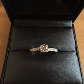 【ラザール ダイヤモンド(LAZARE DIAMOND)の口コミ】 指輪を横から見た時のブリッジのラインが美しすぎて一目惚れ。2年以上経っ…