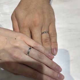 【WEDYの口コミ】 平打ちタイプのリングでダイヤが3石ついています。とてもシンプルですが、…