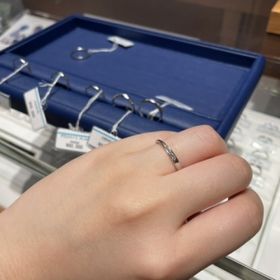 【銀座ダイヤモンドシライシの口コミ】 アミュレット3は、細いデザインとダイヤの光り方がとても可愛いと感じまし…