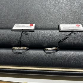 【ラザール ダイヤモンド(LAZARE DIAMOND)の口コミ】 ウェーブデザインの指輪です。新郎は石なし、新婦が石ありのデザインとな…