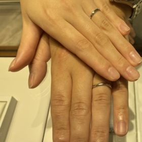 【銀座ダイヤモンドシライシの口コミ】 試着時のものです。
シンプルかつウェーブのあるセットリングがよくてこち…