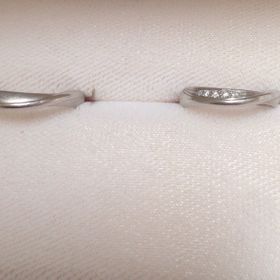 【Romantic Blue(ロマンティックブルー)の口コミ】 指輪の裏面への刻印が無料なのと、ブルーサファイアの石を埋め込んでもら…