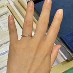 【canal4℃(カナルヨンドシー)の口コミ】 指を美しく見せてくれるウェーブデザインが素敵でした。
何より価格が10万…