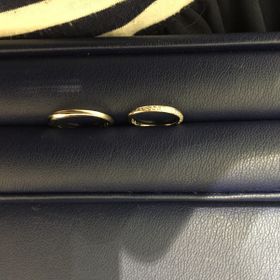 【銀座ダイヤモンドシライシの口コミ】 指が細いので、リングも細身で探しました。
彼も私もシンプルなデザインが…