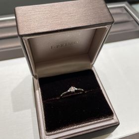 【アイプリモ(I-PRIMO)の口コミ】 一般的な中央にダイヤがひとつではなく、両サイドにも小さなダイヤが着い…