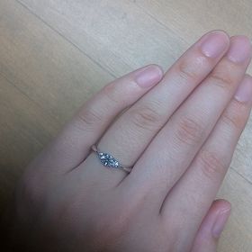 【ラザール ダイヤモンド(LAZARE DIAMOND)の口コミ】 台のデザインが決め手でした。せっかくなので他にはないデザインのものを…