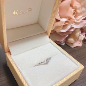 【ケイウノ ブライダル(K.UNO BRIDAL)の口コミ】 彼がサプライズで購入してプレゼントくれました。シンプルなデザインでデ…