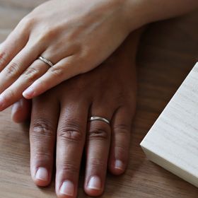 【出雲結(いずもゆい)の口コミ】 指輪のデザインは単色ではなく、複数の金属が溶け合うマダラ模様のような…