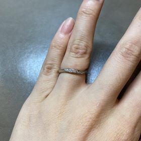 【ROYAL ASSCHER(ロイヤル・アッシャー)の口コミ】 ウェーブ状のリングの方に好意があり試着しました。
指の形を綺麗に見せて…