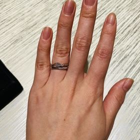 【TRECENTI(トレセンテ)の口コミ】 マリッジリングは、ウェーブデザインの中にメレダイヤが同じくウェーブ状…