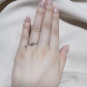 【宝寿堂(ほうじゅどう)の口コミ】 デザインは、周りにメレダイヤがついていて、シンプルなデザインかつ手が…