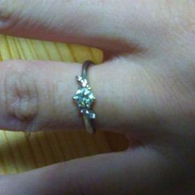 【PORTADA(ポルターダ)の口コミ】 一粒ダイヤのまわりのピンクダイヤモンドのデザインがめずらしい形でとて…