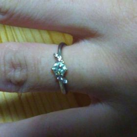 【PORTADA(ポルターダ)】の口コミ 一粒ダイヤのまわりのピンクダイヤモンドのデザインがめずらしい形でとても...