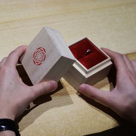 【出雲結(いずもゆい)の口コミ】 指輪のデザインとコンセプトに惹かれたのが決め手です。
海外のブランドと…