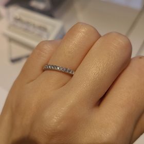 【銀座ダイヤモンドシライシの口コミ】 ハーフエタニティでダイヤモンドが敷き詰められているのでキラキラ感が好…