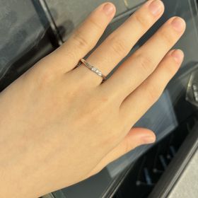 【STAR JEWELRY(スタージュエリー)の口コミ】 細いリング、流線形、見栄えのする複数個のダイヤモンドがこの指輪の魅力…