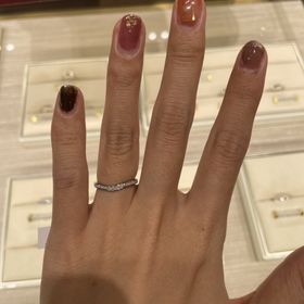 【カルティエ(Cartier)の口コミ】 カルティエで不動の人気を誇るバレリーナ。
指が細い日本人女性に似合うデ…