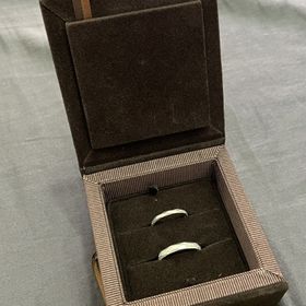 【PAVEO CHOCOLAT(パヴェオショコラ)の口コミ】 槌目デザインで探していました。
他社は槌目でも規則的なデザインが多く、…