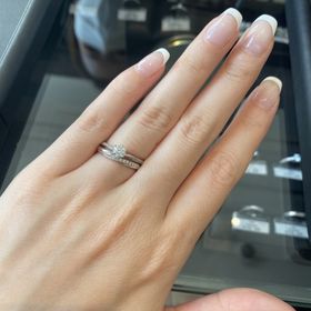 【エクセルコダイヤモンド(EXELCO DIAMOND)の口コミ】 ダイヤの輝きを引き立たせてくれるデザインだったからです。具体的には、…