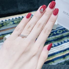 【ブシュロン(BOUCHERON)の口コミ】 サイドにもダイヤがついているデザインの婚約指輪を探していました。似た…