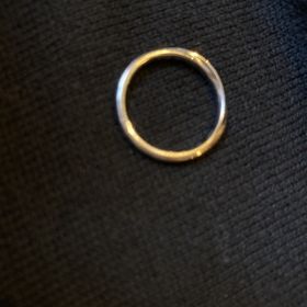 【俄(にわか)の口コミ】 とても素敵なデザインでした。シンプルなものを探していましたが、ダイヤ…