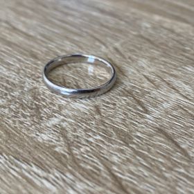 【insembre(インセンブレ)の口コミ】 【指輪のデザインについて】
シンプルかつお手入れも比較的簡単なシルバー…