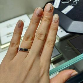 【ヴァン クリーフ＆アーペル(Van Cleef & Arpels)の口コミ】 ブランドロゴが書いてある指輪はどうしてもいやらしい感じになってしまい…