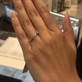 【ヴァンドーム青山(VENDOME AOYAMA)の口コミ】 細め・シンプルなリング中心に見ていました。お花のような石枠デザインに…