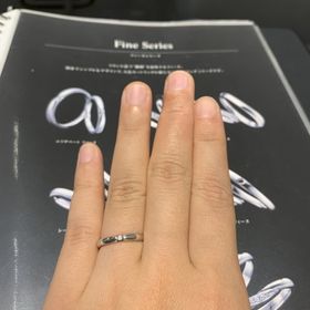【エクセルコダイヤモンド(EXELCO DIAMOND)の口コミ】 細身で側面に入るミル打ちが特徴的な指輪です。一粒のダイヤモンドがキラ…