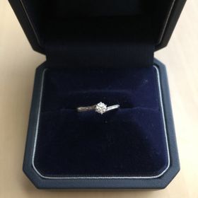 【銀座ダイヤモンドシライシの口コミ】 色々な形を試着してみたら、ウェーブ型が一番指が細長く見えたため、この…