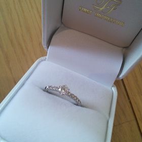 【FIRST IMPRESSION】の口コミ たくさん素敵な指輪がある中で、特に目を引いたのがこの指輪でした。私のよ...