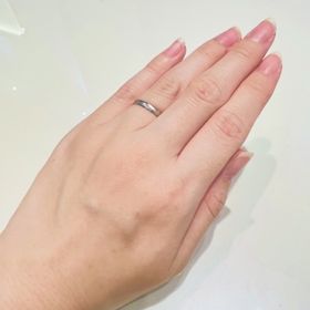 【nocur(ノクル)の口コミ】 希望予算あたりでいくつか指輪を見繕ってもらいました。夫が色黒で、鏡面…